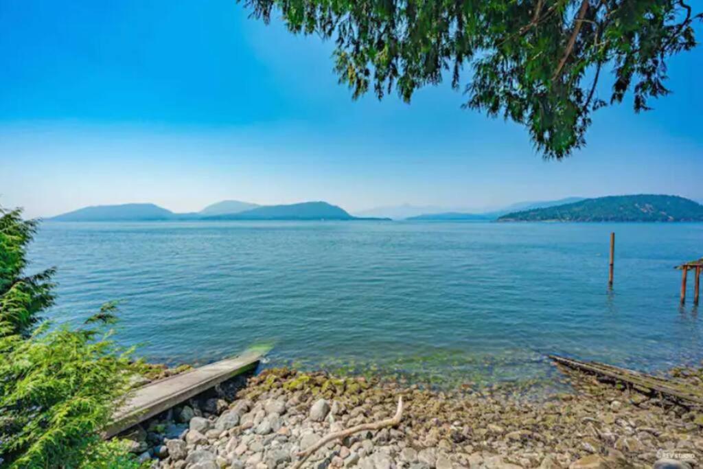 Waterfront Cottage With Superb Coastline Views West Vancouver Exterior photo