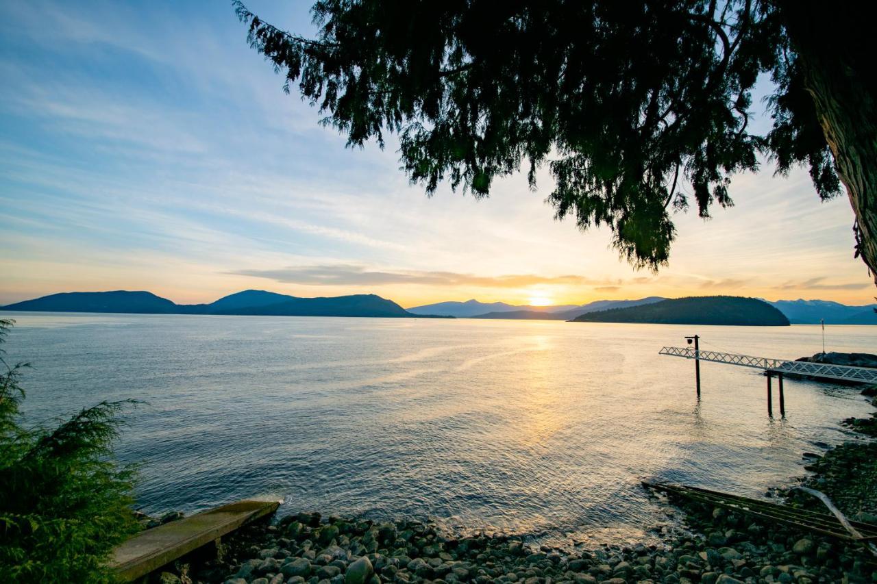 Waterfront Cottage With Superb Coastline Views West Vancouver Exterior photo