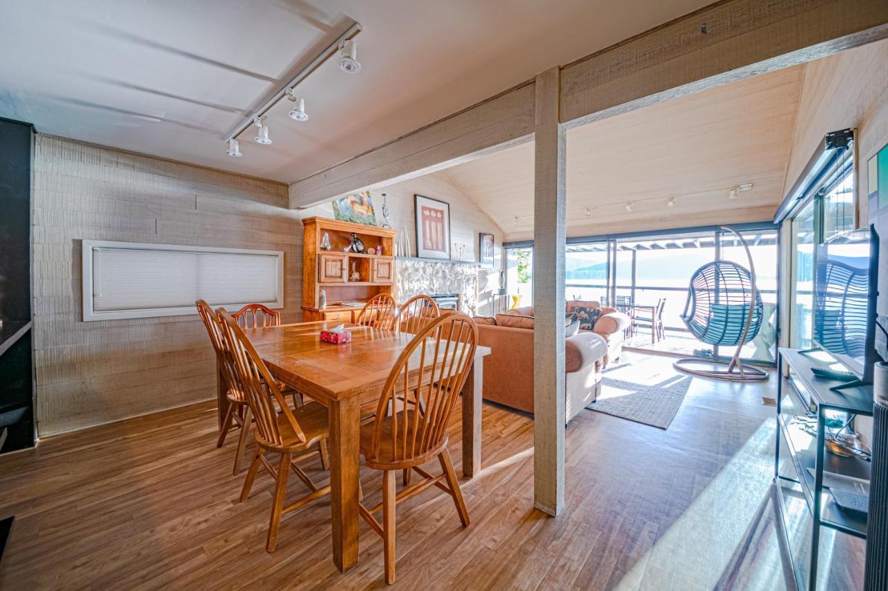 Waterfront Cottage With Superb Coastline Views West Vancouver Exterior photo