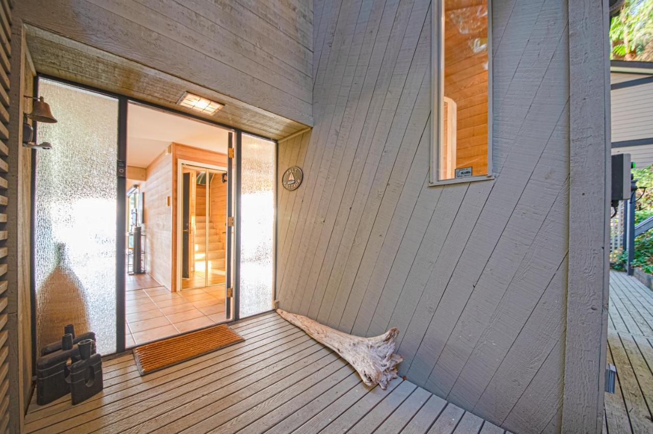 Waterfront Cottage With Superb Coastline Views West Vancouver Exterior photo